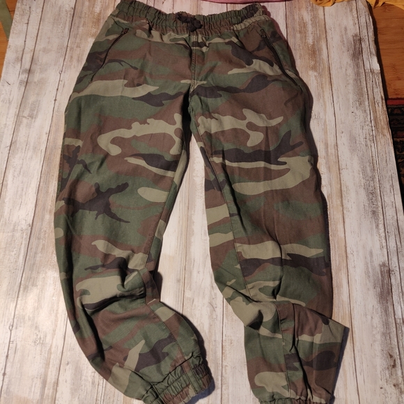 Aritzia TNA camo pants - Picture 9 of 9